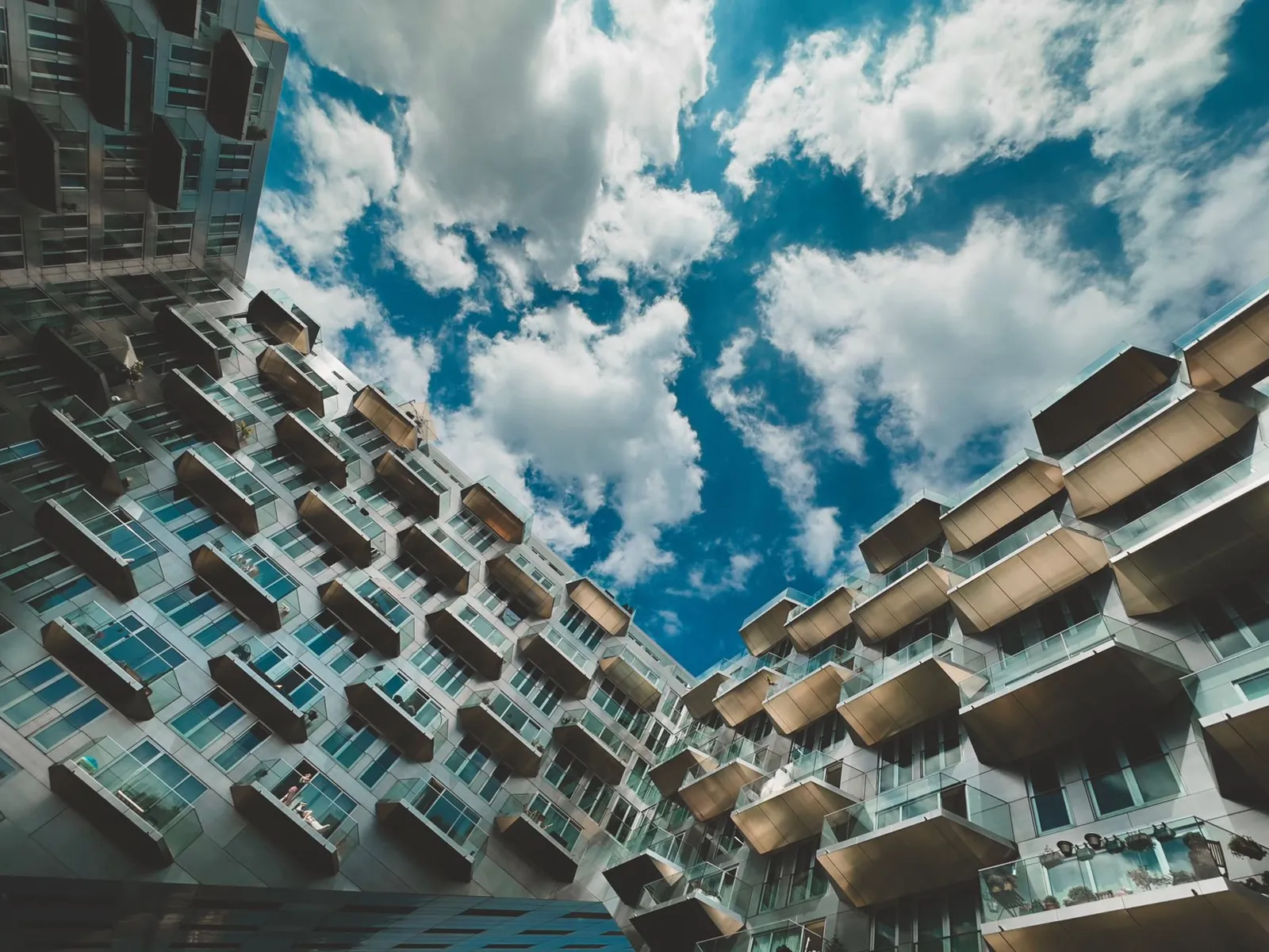 Balkonlu modern konut bloklarının alttan görünümü